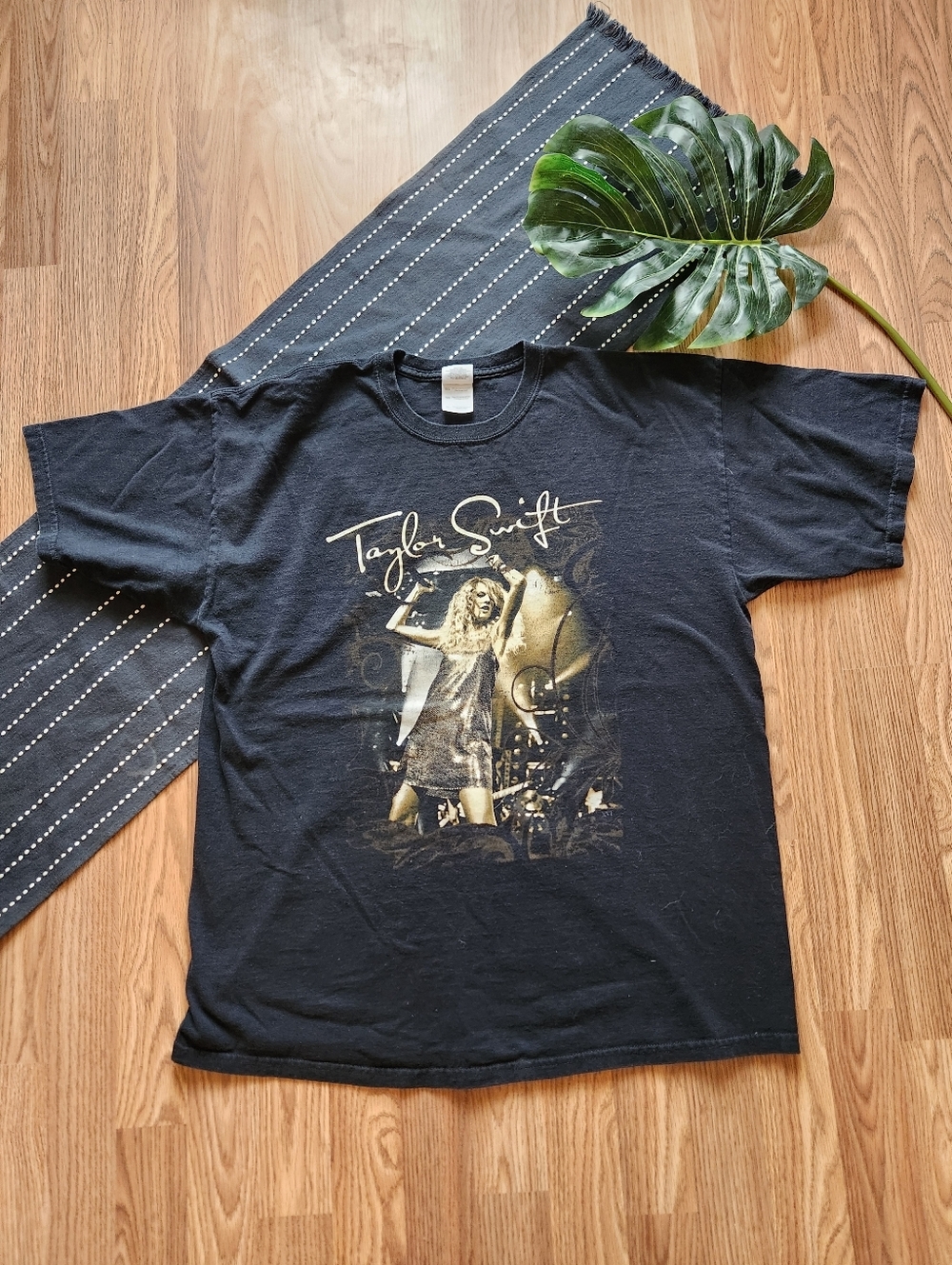 Taylor Swift (Almost) Vintage Fearless 2009 Tour Short Sleeve T-shirt Black XL